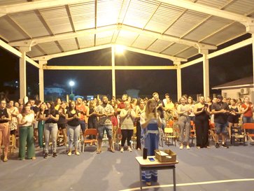 Escritora Jussarina Oleksinski faz palestra sobre autoestima e valorização da mulher na EMEI Cônego Stanislau Olejnik