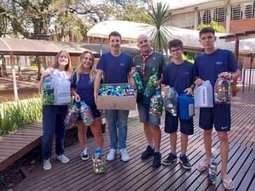 Alunos da Escola da URI entregam produtos arrecadados no ECOESCOLHA