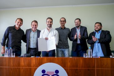 Governador assina convênio para equipamentos ao Santa Terezinha