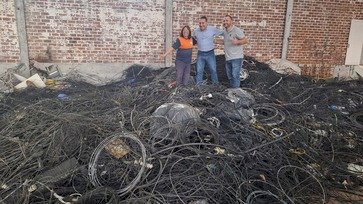 Ação retira 10 toneladas de cabos sem utilidade dos postes em Erechim