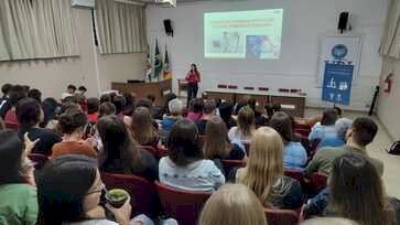 Egressa da Fisioterapia da URI Erechim palestra sobre a Inteligência Artificial voltada à ergonomia