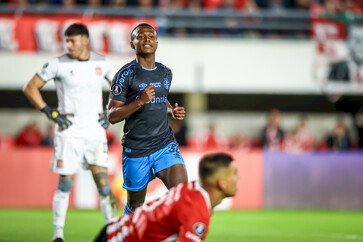 Com dez em campo, Grêmio vence Estudiantes de La Plata na Argentina