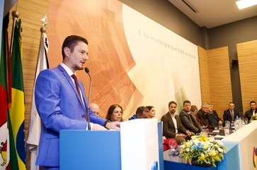 Marcelo Arruda é empossado presidente da Famurs