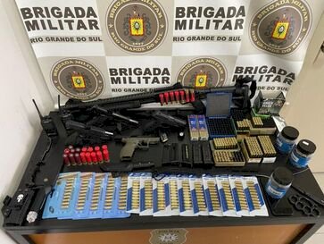 Brigada prende homem com várias armas e munições