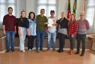 Prefeito de Getúlio Vargas entrega Projeto de Lei sobre Plano de Carreira do Magistério ao Poder Legislativo