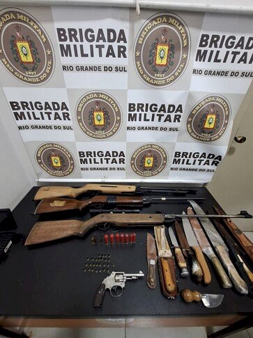 Brigada Militar através do 3ºRPMon prende homem por violência doméstica e posse de arma de fogo