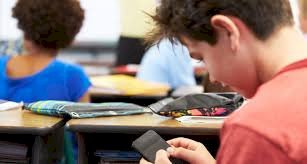 Educadores elogiam possível restrição ao uso de celulares nas escolas
