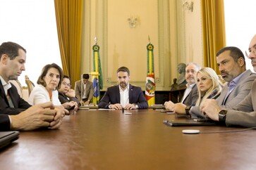 No Dia do Professor, governador anuncia retorno das promoções na carreira do magistério após dez anos