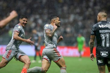 Inter vence o Atlético-MG por 3 a 1 e se aproxima do G4 no Campeonato Brasileiro