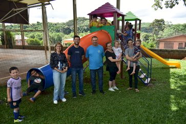 Secretaria Municipal de Educação entrega  playgrounds para escolas estaduais conveniadas