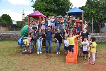 Secretaria Municipal de Educação entrega  playgrounds para escolas estaduais conveniadas