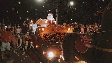 Primeira noite do Natal Brilha Machadinho encanta público com desfile emocionante