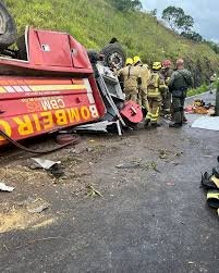 Cinco pessoas morrem em colisão entre caminhão dos bombeiros e carro de passeio