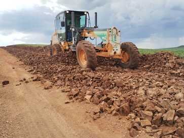 Governo de Ipiranga do Sul recupera estrada com aplicação de 450 cargas de cascalho