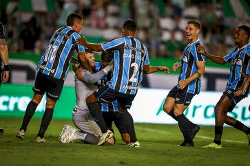 Gustavo Martins marca de bicicleta, Volpi brilha nas penalidades e o Grêmio está classificado à final