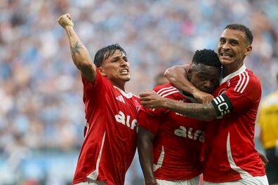 Inter vence o Grêmio por 2 a 0 e se aproxima do título do Gauchão
