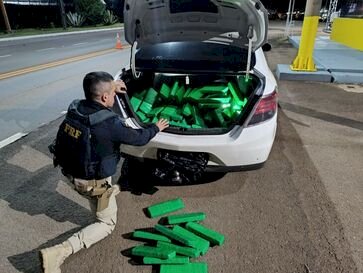 PRF prende traficante com carro carregado de maconha em Lagoa Vermelha