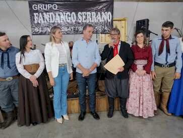 Governo municipal de Ipiranga do Sul entrega escritura de terreno ao CTG Herança dos Tauras