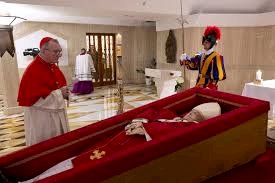 Vaticano divulga imagens do papa em caixão de madeira