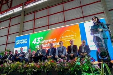 Adriane Perin assume presidência da Famurs