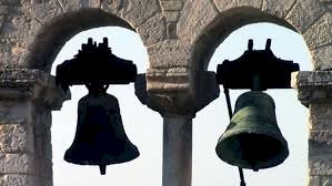 Sinos tocam na Praça de São Pedro para anunciar a escolha de novo papa