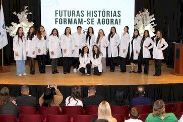 Calouros de Farmácia e Biomedicina participam de cerimônia de entrega de jalecos