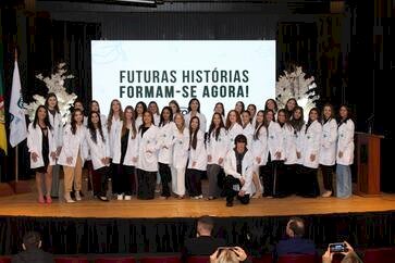 Calouros de Farmácia e Biomedicina participam de cerimônia de entrega de jalecos