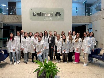 Estudantes de Biomedicina da URI vivenciam a prática profissional em visita técnica na Unimed