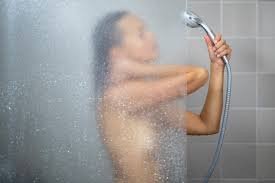 É melhor para a saúde e higiene tomar banho de manhã ou à noite? Microbiologista responde