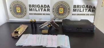 No interior de Água Santa homem é preso com arma furtada e R$ 4 milhões em cheques no