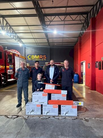 Bombeiros de Getúlio Vargas recebem novas motosserras para reforçar ações em desastres naturais