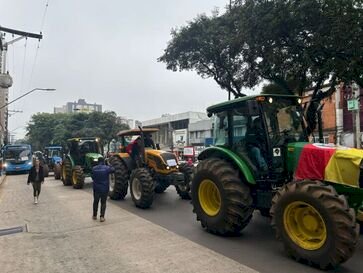 Agricultores realizam mobilização com mais de 400 tratores em Passo Fundo