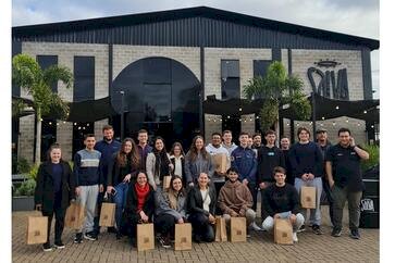 Alunos da URI Erechim realizam visita técnica à Docile e à Cervejaria Salva