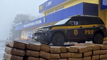 PRF prende casal de traficantes transportando 112 quilos de maconha