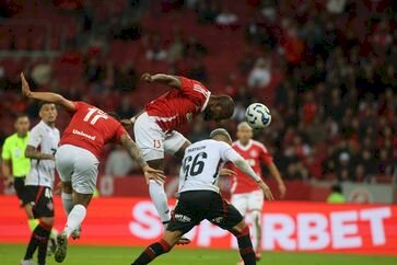 Com gol nos acréscimos, Inter bate o Vitória por 1 a 0 e deixa a zona de rebaixamento do Brasileirão