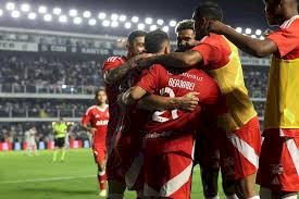 Na Vila Belmiro, Inter vence o Santos por 2 a 1 e sobe na tabela do Brasileirão