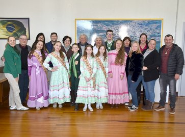 CTG Getúlio Vargas convida prefeito Prezzotto para pré-estreia cultural que homenageia cidade, entidade e ex-presidente