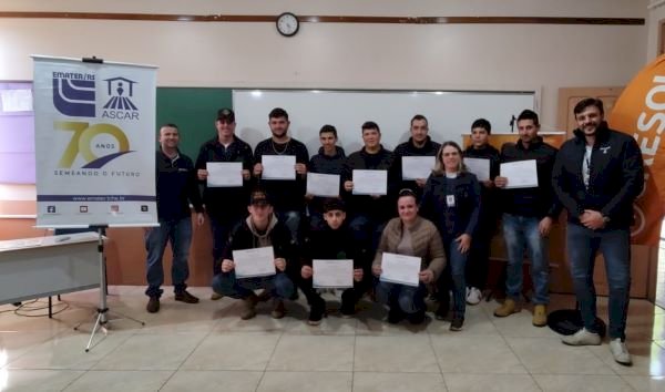 Jovens rurais participam de curso sobre bovinocultura leiteira em Charrua