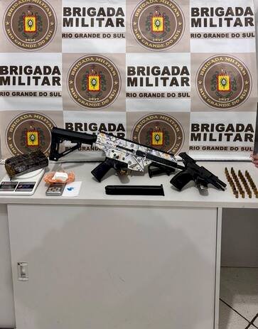 Polícia apreende metralhadora, pistola e drogas em Erechim
