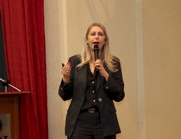 Palestra da Escola da URI debate desafios da parentalidade no mundo atual em evento escolar