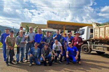 Barra do Rio Azul amplia área citrícola com entrega de mudas de laranja a agricultores