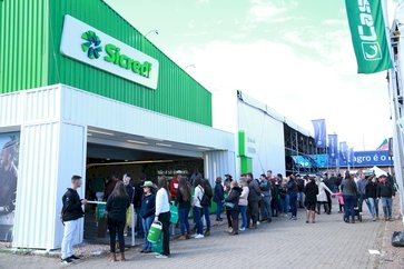 Sicredi impulsiona o desenvolvimento do RS e lidera protagonismo na Expointer 2025