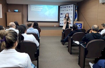 Colaboradores do Hospital de Clínicas participam de palestra sobre inteligência emocional