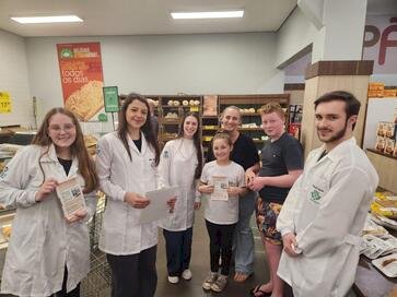 Estudantes de Nutrição da URI promovem educação alimentar em supermercado e escola