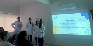 Ensino Estudantes de Medicina da URI realizam atividade educativa sobre coqueluche e higiene pessoal