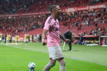 No Beira-Rio, Inter bate o Botafogo por 2 a 0 e volta a vencer no Campeonato Brasileiro