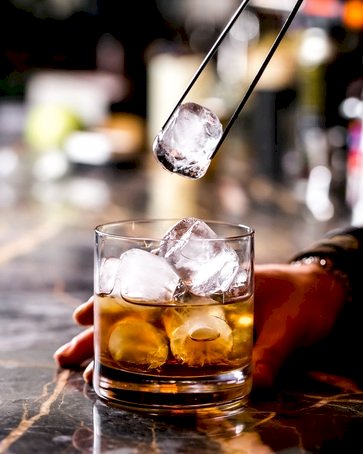 Adulteração de bebidas expõe bares a riscos criminais e de responsabilidade com consumidores