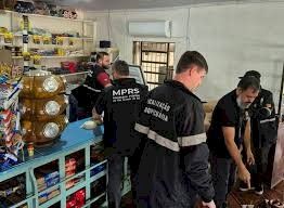 Fiscais recolhem quase 700 quilos de alimentos em mercado no Interior gaúcho.