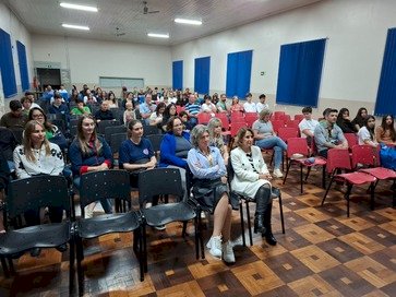 Secretária de Estado da Educação visita escolas de Getúlio Vargas e se Estação e comemora o Dia do Professor no CTG Getúlio Vargas