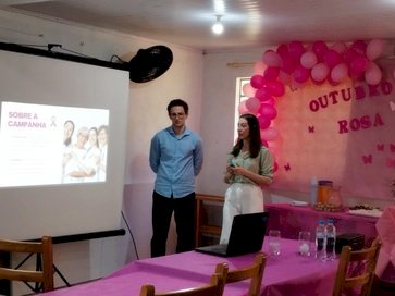 Estudantes de Medicina da URI desenvolvem ação do Outubro Rosa em Barão de Cotegipe
